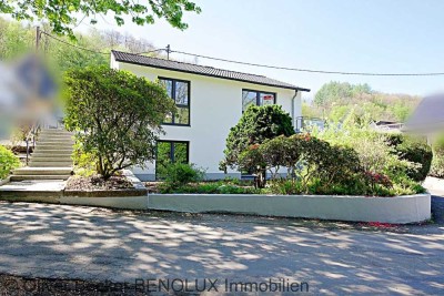 Einfamilienhaus mit Garage zum Verkauf.