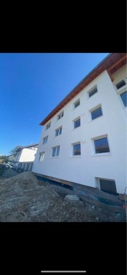 Diese attraktive Dachgeschosswohnung befindet sich im 3. Obergeschoss eines gepflegten Wohngebäudes