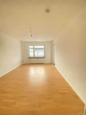 Provisionsfrei! Renovierte 3-Zimmer-Wohnung mit Loggia (Whg. 2)