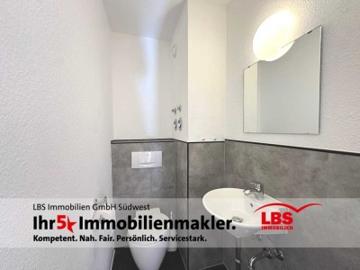 Helle, renovierte Erdgeschosswohnung mit Stellplatz und Terrasse