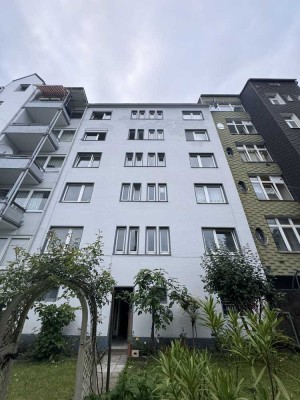 Erstbezug nach Sanierung: Ansprechende 2-Zimmer-Souterrain-Wohnung mit geh. Innenausstattung