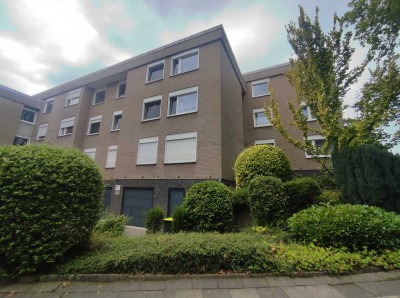 großzüzige Erdgeschosswohnung mit Balkon