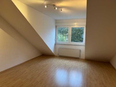 Lichtdurchflutete 2-Zimmer-Wohnung mit großem Sonnenbalkon und Außenstellplatz in Zornheim