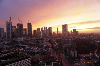 Einzigartiger Ausblick auf die Frankfurter Skyline: Exklusive und kürzlich sanierte 2-Zimmer-Wohnung