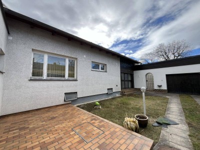 [06277] Traumgrundstück mit sanierungsbedürftigem Haus, Garage, Pool