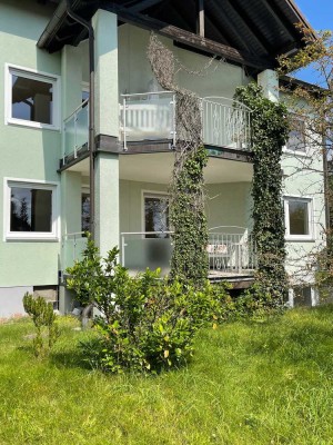 Großzügige 4 Zimmer EG-Wohnung mit Balkon  mit ca. 148 qm  -- mit Gartenanteil ** PLUS Garage**