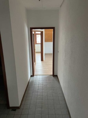 Schöne, helle, renovierte drei Zimmer Wohnung mit EBK, Balkon, Garage, großer Dachboden, Im Lindele