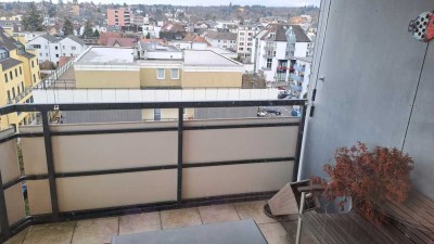 Stilvolle 3-Raum-Wohnung mit Balkon und EBK in Oberursel (Taunus) Teil-möbliert