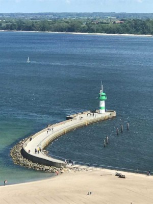 Genießen Sie den freien Blick auf die Trave und den Strand