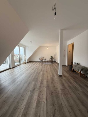 Erstbezug: Helle Dachgeschoss-Maisonette-Wohnung im Neubau mit Balkon und Blick auf den Hohenneuffen