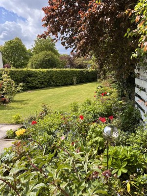 Sonniges Reihenendhaus in guter ruhiger Lage mit großem Grundstück