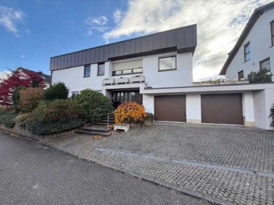 Selten großzügig u. komfortabel! Extravag. EFH m. 330 m² Wohnfl. u. 8,8 Ar Grdst. in idyll. Lage!