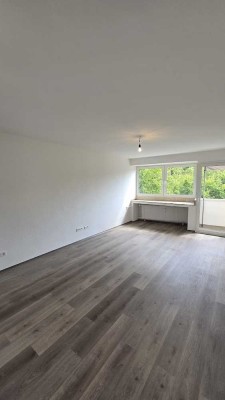 Sehr schöne renoverte 3 Zimmer Wohnung mit Balkon in Oberhausen zu vermieten