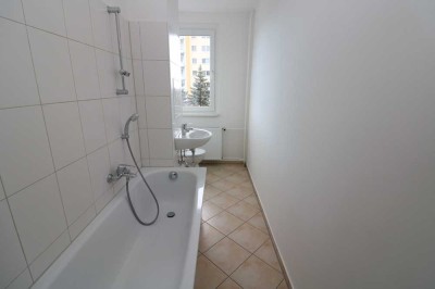 4-Raum-Familienwohnung mit Balkon & Wanne im EG sucht Nachwuchs!!!