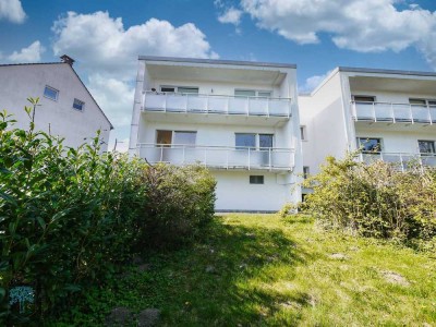 ***Wohnen mit Stil: Erdgeschosswohnung mit Balkon, Garten und Garage