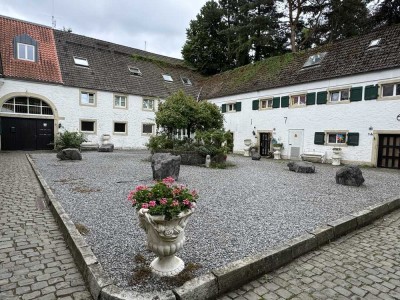 Gemütliche 2 Zi - Dachgeschosswohnung in der alten Wasserburg mit Gartenteil