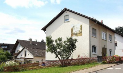 Freistehendes Zweifamilienhaus mit großem Gartenanteil, Werkstattgebäude und 2 Garagen