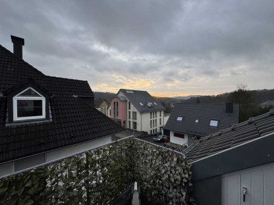 Helle 3-Zimmer-Galeriewohnung mit Fahrstuhl, Südbalkon & Parkettboden – im Herzen von Neustadt(Wied)