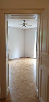 Exklusive 2-Zimmer-Hochparterre-Wohnung mit Balkon und Einbauküche in Dresden