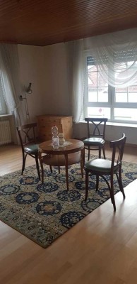 Teilrenovierte 4 Zimmerwohnung mit Balkon in verkehrsgünstiger Lage