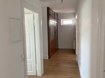 Gepflegte Dachgeschosswohnung mit vier Zimmern in Neustadt an der Weinstraße