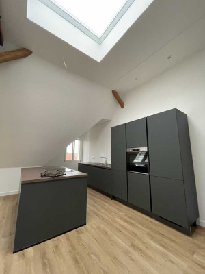 Neu ausgebaute DG-Wohnung : stilvolle 2-Zimmer-Wohnung mit EBK in Offenbach
