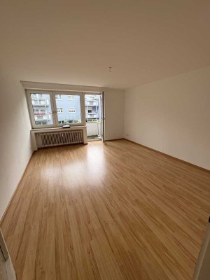Düsseldorf ! Modernisierte 2-Zimmerwohnung mit Balkon, Keller und Garage
