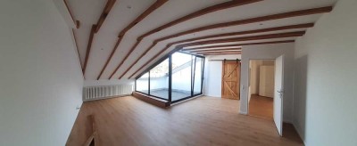 Geschmackvolle 2,5-Raum-DG-Wohnung mit Loggia und Einbauküche in Düsseldorf