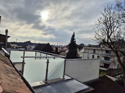 ⭐⭐⭐⭐Traumhafte Dachterrasse & charmante Dachgeschosswohnung – stilvoll saniert im Altbau, 2,5 Zimmer