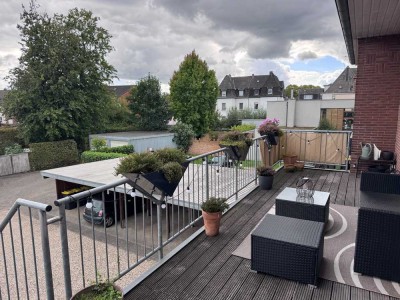 Großzügig aufgeteilte 3,5-Zimmer-Etagenwohnung mit großem Balkon und Carport