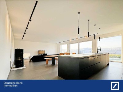 Aussicht! Qualität und aktueller energetischer Standard! Bauhaustil inklusive!