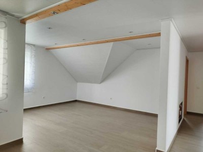 Stilvolle 2,5-Zimmer-DG-Wohnung mit gehobener Innenausstattung mit Balkon und EBK in Ehingen (Donau)