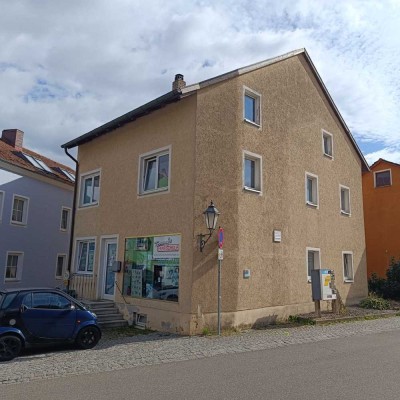 Sanierungsbedürftiges Stadthaus mit Gewerbe und Garage