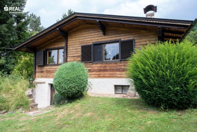 Wunderschöne Holzblockhütte in absoluter Ruhelage zu kaufen - 84m², Doppelgarage, Gartenhütte, bewohnbarer Keller mit separaten Eingang!