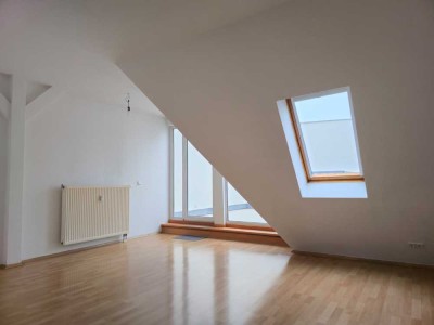 Helle 2-Zimmer-Dachgeschosswohnung mit großzügiger Terrasse in Pankow-Niederschönhausen