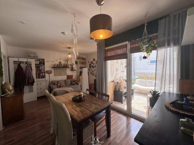 Ruhige und zentrale Drei-Zimmer-Wohnung mit großem Garten &amp; Carport!