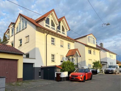 Lichtdurchflutete Maisonette-Wohnung mit 2 Balkonen und Garage direkt am Waldrand von Plattenhardt