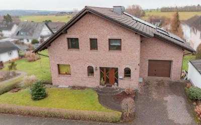 Verklinkertes Einfamilienhaus mit PV-Anlage und viel Platz für die Familie