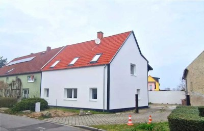 Saniertes Einfamilienhaus mit Garagen, Lagerhalle und einer ehemaligen Gaststätte als Hobby