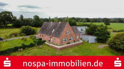 Teilweise unterkellertes Einfamilienhaus mit Doppelgarage und diversen Nebengebäuden in Alleinlage