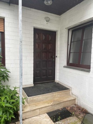 Geschmackvolle 3-Raum-Erdgeschosswohnung mit Garten und EBK in Düsseldorf
