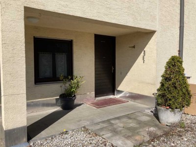 Neu renovierte, attraktive 3-Zi-Wohnung mit Terrasse, Einbau-Kü in Augsburg - Nahe Krh. Josephinum