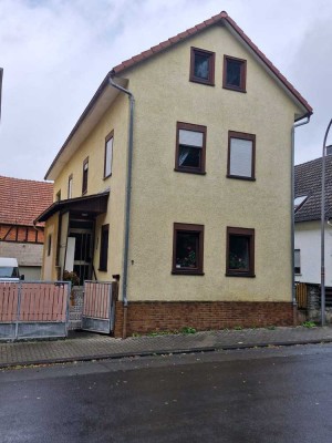 Mehrfamilienhaus in Lahnau mit Scheune und Garten zu verkaufen