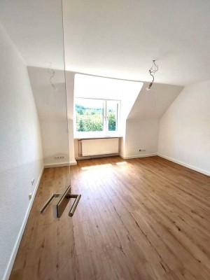 Schöne Dachwohnung mit weitem Blick in 3 Himmelsrichtungen