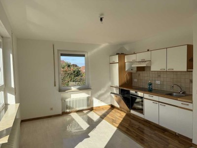 Lichtdurchflutete 2,5-Zimmer-Wohnung mit großem Balkon u. Einbauküche – ruhig gelegen in Ofterdingen