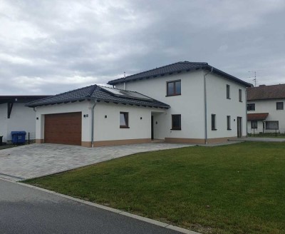 Schickes, freistehendes, neugebautes Einfamilienhaus mit Doppelgarage