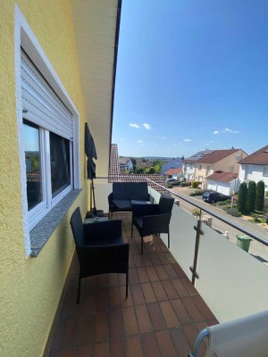 Geschmackvolle, vollst. renovierte 3-Zimmer-Dachgeschosswohnung mit Balkon und EBK in Sachsenheim