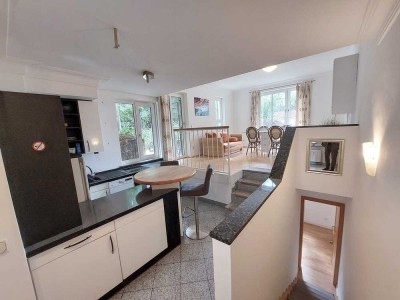 Privates ruhiges Paradies mitten in der Stadt: 61 m² Split-Level-Wohnung mit 120 m² Garten