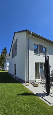 Licht. Lage. Lebensfreude – Neues, modernes Reihenendhaus in ruhiger Toplage, Terrasse, bezugsfrei!