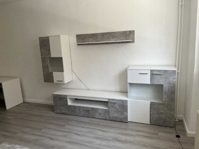 Stilvolle, geräumige und vollständig renovierte 1-Zimmer-Wohnung mit EBK in Berlin